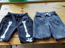 2 dunkle Kinderhosen, Gr. 110