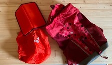 VAUDE Kinderrucksack mit Regenschutz & Sitzmatte – rot / pink / gepunktet