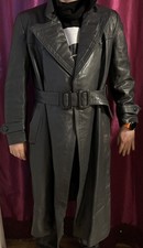 Alter Schwerer Ledermantel