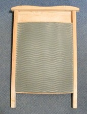 Altes Waschbrett, Rubbelbrett aus Zinkblech, altersbedingter Zustand