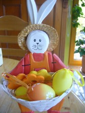 Hase Figur aus Holz mit Strohhut und Korb Ostern