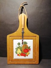 Käsebrett mit Messer Schneidebrett zum Aufhängen Fliese mit Obstmotiv 70erJahre