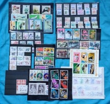 10 Steckkarten mit vielen Briefmarken aus aller Welt Sätze Motive, gestempet TOP