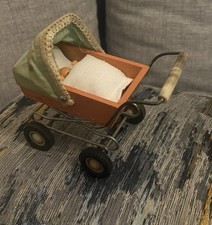 Alter DDR Puppenhaus Kinderwagen, mit Baby