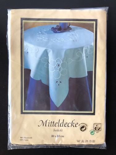 Mitteldecke bestickt mit - ::,