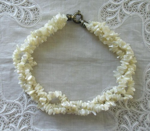Reihiges weisses collier - collier,