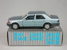 Conrad 1/35 Mercedes 200D 200E