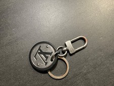 Louis Vuitton Schlüsselanhänger und Taschenschmuck schwarz Leder silberfarben