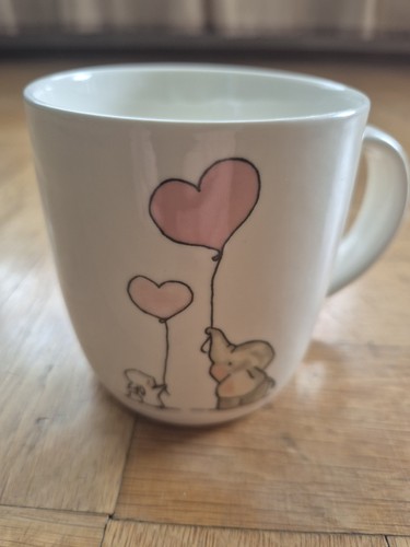 Süße tasse mit - mit, herz-ballon