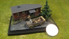 Mini Diorama Horch vor Stabsbaracke  + 3 Soldaten  Metal Troop 1/144, n. Dragon