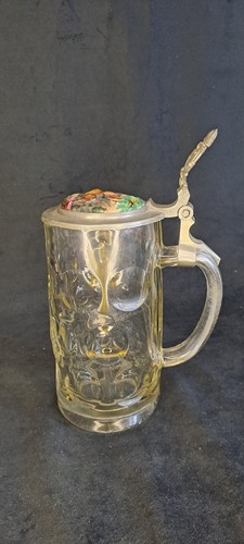 Alter bierkrug glas mit - bierkrug, deckel
