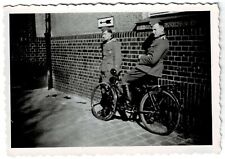 7.Gebirgsdivision - 2 Soldaten, einer auf Dienst Fahrrad , Schild Luftschutzraum