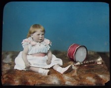Glas magische Laterne Dia BABY MÄDCHEN MIT TROMMEL UM 1890 VIKTORIANISCHES FOTO 