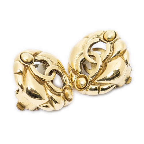 Chanel clip earrings - cc,