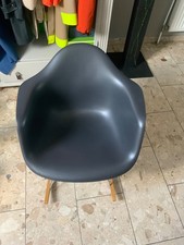 Eames Plastic Armchair RAR, schwarz, mit Kufen, in sehr gutem Zustand 
