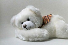 Heunec Teddy Eisbär Bär liegend Halstuch Granulat Stofftier Plüschtier (T192)