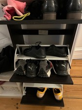 Schwarzer Ikea Schuhschrank und praktische Kommode im schlichten Design