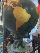 Antiker Globus gestützt vom knienden Atlas