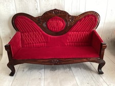 Eine alte große verzierte Holzcouch/Sofa für Puppe/Teddybär