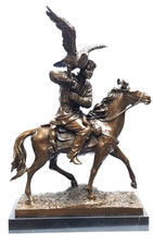 Bronze Skulptur Falkner zu