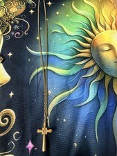 Halskette mit Kreuzanhänger  in goldener Farbe 