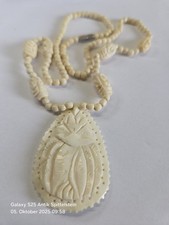Vintage Kette aus Horn / Bein / Knochen geschnitzt mit Anhänger