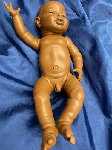 Dunkelhäutige puppe junge - dunkelhäutige,