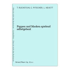 Puppen und Masken spielend