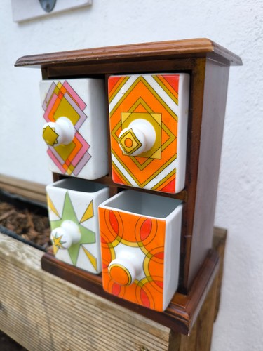 Kleines schränkchen holz - holz, und