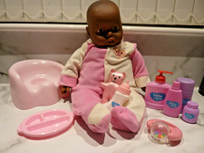 Interaktive Lissi ethnische Weichkörperpuppe mit harten Gliedmaßen, viel Zubehör.