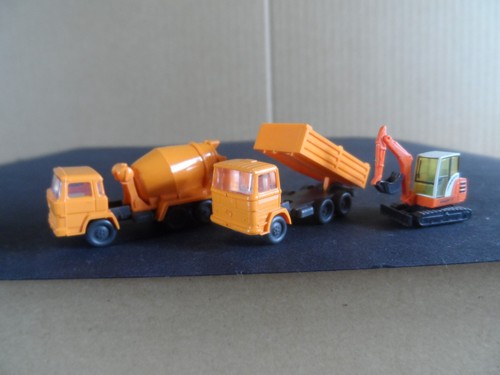 Lkw mit bagger fahrzeug - 2,