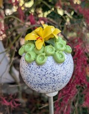 Rosenkugel mit gelben Blüten