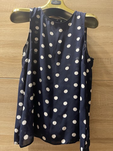 Blaue bluse mit - mit, weißen