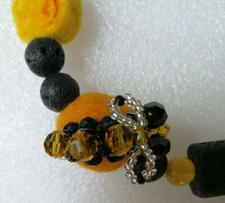 Handarbeit Unikat Kette "Biene" Lava, Orangencalcit, Filz- +  Swarovski-Perlen 