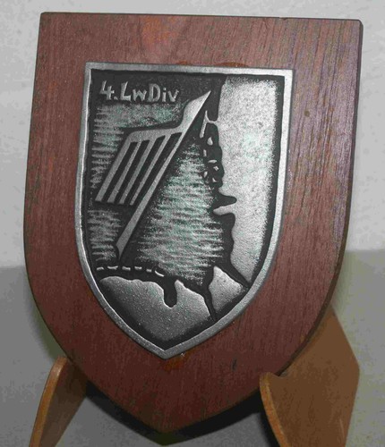 Holztafel mit wappen lw div - 4.,