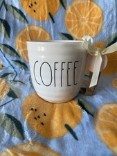 Rae Dunn Kaffee Blumen großer Buchstabe weiß Becher gerippt schwarz Tj Tk Maxx