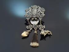 SCHÖNER VINTAGE ROCKSTECKER ZUR TRACHT AUS SILBER 835 MIT GRANDL UND GAMSBART