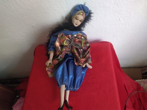 Diese porzellanpuppe ist als - diese,