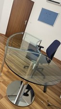 Halbrunder Glastisch 
