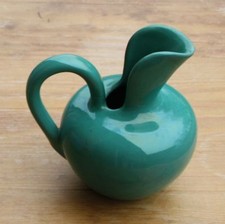 Vase Kanne grün Aufkleber Hirsch Buchstaben in den Ecken VHP eventl. HIrschau