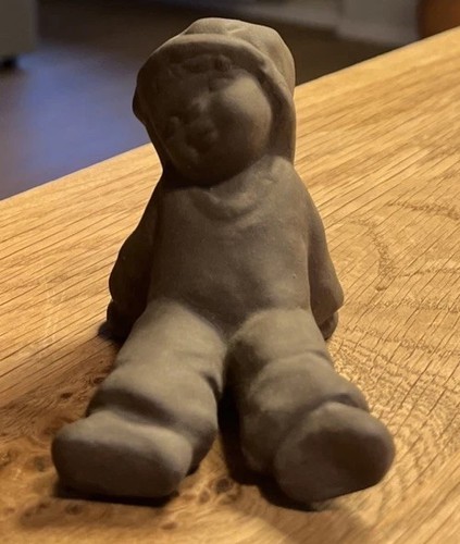 Niedliche kleine tonfigur - tonfigur, der