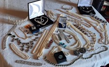 Große Schmucksammlung aus verschiedenen Zeiten in einem sehr guten Zustand.