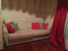 2 sitzer Couch mit abnehmbaren Kanvasbezug. Blau-weiß gestreift.