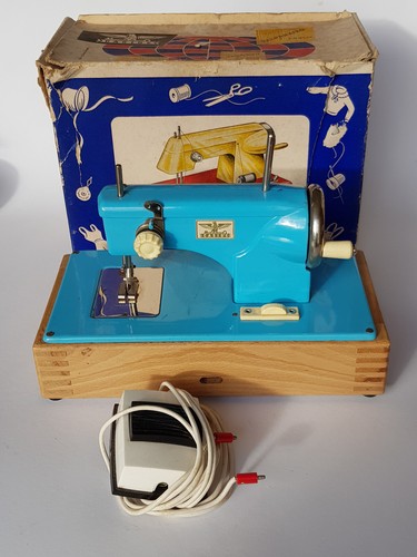 Alte casige kindernähmaschine - alte,