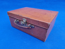 kleiner Reisekoffer antik aus