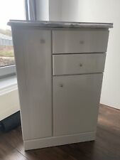 Badschrank mit Marmorplatte