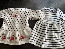 Zwei kleider für babys - zwei,