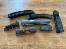 Fenfa Modelleisenbahn, 2x Lok, 2x Wagen, Gleise Kurven Und Geraden