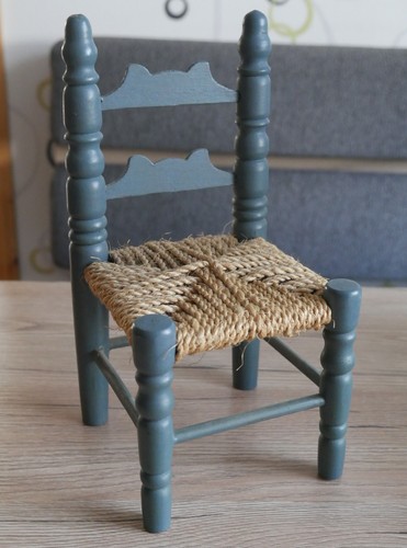 Blauer puppenstuhl aus holz - blauer,