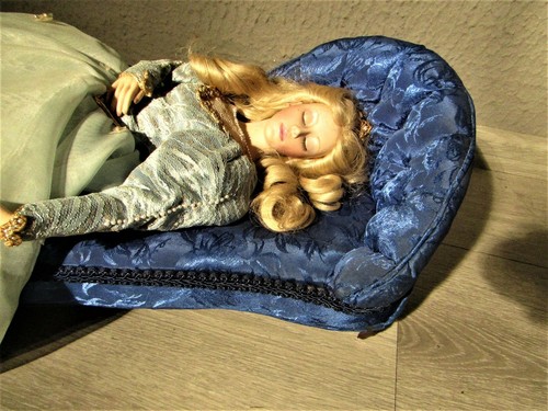 Dornröschen mit sofa - "dornröschen",